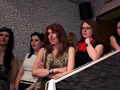 Amateur, Sucer une bite, Brunette brune, Homme nu et filles habillées, Tir de sperme, Partouze, Branlette thaïlandaise, Adolescente