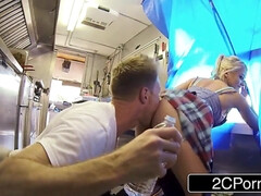 Gros seins, Blonde, Plantureuse, Queue, En levrette, Chatte, Tatouage, Jouets