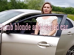 Auto, Mollig, Lesbisch, Masturbatie, Rijpe lesbienne, Buiten, Openbaar, Onder de rok