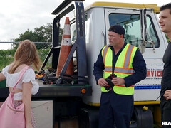 Enthousiasteling, Grote kont, Blond, Auto, Handbeurt, Zoenen, Buiten, Tieten likken