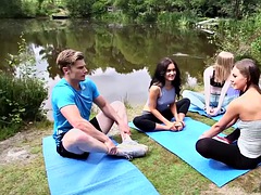 Brits, Naakte man aangeklede vrouw, Europees, Dominante vrouw, Handbeurt, Buiten, Slet, Zuigen