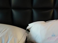 Besamung, Fussjob, Handjob, Höschen, Muschi, Rasiert, Schlafend, Titten