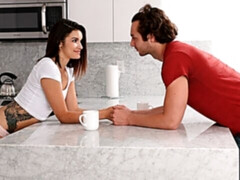 Enthousiasteling, Grote lul, Pijpbeurt, Hondjeshouding, Keuken, Tatoeage, Tiener, Tieten likken