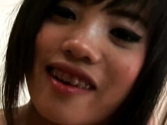 Asiatique, Nana, Gros cul, Sucer une bite, Brunette brune, Branlette thaïlandaise, Mère que j'aimerais baiser, Pov