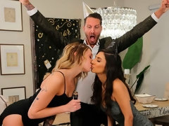 Blondine, Blasen, Hundestellung, Frau frau mann, Fingern, Handjob, Jungendliche (18+), Flotter dreier