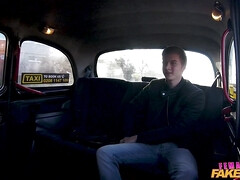 Enthousiasteling, Pijpbeurt, Europees, Buiten, Kut duiken, Kort haar, Kousen, Tieten likken