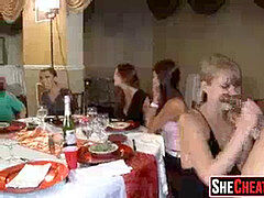 Zwart, Pijpbeurt, Naakte man aangeklede vrouw, Oudere vrouw, Sperma shot, Orgie, Feest, Tiener