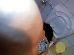 des chiennes se font baiser dans les toilettes du club échangiste