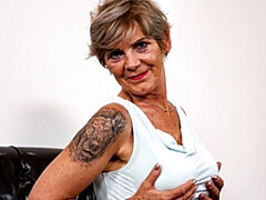 Grosser arsch, Grosse titten, Masturbation, Reif, Kurzes haar, Solo, Strümpfe, Entkleiden