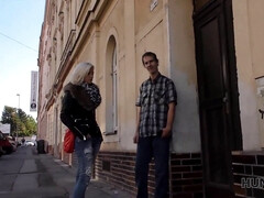 Sucer une bite, Couple, Cocu, Hd, Argent, Public, Adolescente, Épouse