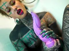 Enthousiasteling, Anaal, Hd, Orgasme, Alleen, Tatoeage, Tieten likken, Speelgoed