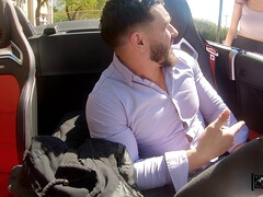 18 años, Mamada, Morena, Coche, Vestidas, Besar, Al aire libre, Adolescente