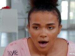 Noire, Brunette brune, Noir ébène, 2 femmes 1 homme, Lunettes, Hard, Seins naturels, Plan cul à trois