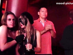 Enthousiasteling, Aziatisch, Grote kont, Grote mammen, Homo, Latijnse vrouw, Openbaar, Tieten likken