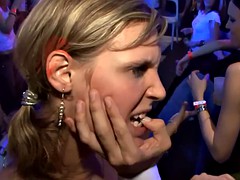 着衣女と全裸男, グループ