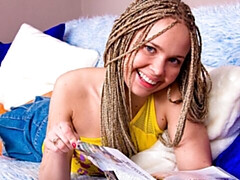 Enthousiasteling, Vingeren, Natuurlijke tieten, Mager, Alleen, Kousen, Strippen, Tiener