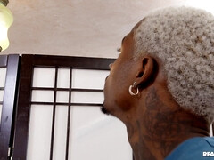 Gros seins, Plantureuse, En levrette, Fétiche, Embrassement, Monstre, Piercing, Tatouage