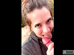 Sucer une bite, Brunette brune, Mignonne, En levrette, De plein air, Public, Réalité