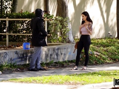 Brunette brune, Papa, Embrassement, Léchez, De plein air, Piercing, Public, Chatte