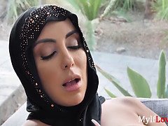 Cougar has chesty melons underneath her hijab- Kylie Kingston