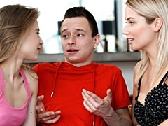 18 ans, Gros cul, Gros seins, Sucer une bite, En levrette, Le plan cul à quatre, Maigrichonne, Adolescente