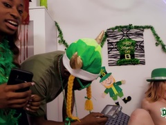 69 negenenzestig, Bruinharig, 1 man 2 vrouwen, Slipje, Feest, Kut duiken, Geschoren, Trio