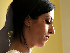 Sucer une bite, Brunette brune, Gorge profonde, Robe, Embrassement, Mamelons, Tatouage, Voyeur