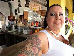 Belle grosse femme bgf, Gros seins, Brunette brune, Rondelette, Hard, Suçant, Tatouage, Nénés