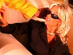 Blondine, Blasen, Kleid, Handjob, Lecken, Milf, Strümpfe, Titten