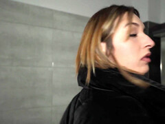 Badkamer, Zwart, Laarzen, Sperma shot, Hondjeshouding, Flashing, Kousen, String