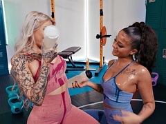 Blonde, Brunette brune, Double pénétration, Doigter, Pénétrer avec le poing, Gym, Léchez, Mamelons