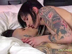 茶髪の, 指いじり, キス, レズビアン, オナニー, タトゥー