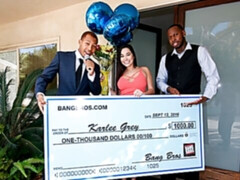 Blasen, Braunhaarige, Hundestellung, Behaart, Handjob, Interrassisch, Flotter dreier, Titten