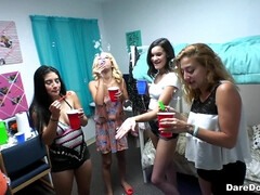 Блондинки, Минет, Брюнетки, Латиноамериканки, Натуральные сиськи, Вечеринка, Пирсинг, Сиськи
