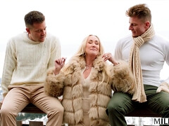 Blond, Pijpbeurt, Diep in de keel, Hondjeshouding, Hardcore, Man man vrouw, Kut duiken, Trio