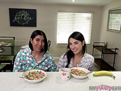 Vingeren, Zoenen, Likken, Masturbatie, Natuurlijke tieten, Kut duiken, Strippen, Tieten likken