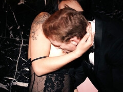 Sucer une bite, Brunette brune, Embrassement, Adolescente