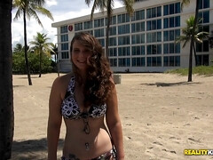 Gros cul, Bikini, Sucer une bite, Brunette brune, Tir de sperme, Nénés