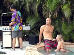 Bikini, Blonde, Sucer une bite, Cocu, De plein air, Piscine, Adolescente