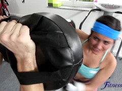 Arabisch, Kont, Grote mammen, Sperma in gezicht, Kokhalzen, Sportzaal, Handbeurt, Likken