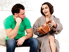 Grosse bite, Sucer une bite, Brunette brune, En levrette, Seins naturels, Cheveux courts, Adolescente, Nénés