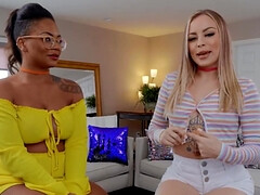 18 jaar, Blond, Dichtbij, Seksspeelgoed, Masturbatie, Tatoeage, Tiener, Tieten likken