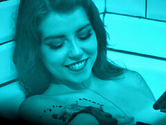 Anal, Sucer une bite, Brunette brune, Gorge profonde, Faciale, Léchez, Avaler, Tatouage