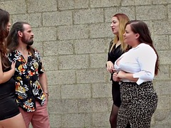 美女, フェラチオ, イギリス人, 着衣女と全裸男, グループ, 手コキする, 下着, フェラする