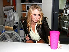 18 ans, Gros cul, Grosse bite, Blonde, Sucer une bite, En levrette, Maigrichonne, Adolescente