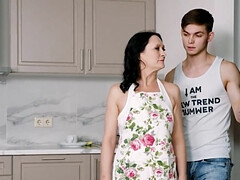 Grote mammen, Bruinharig, Sperma shot, Omie, Handbeurt, Hd, Rijpe lesbienne, Russisch