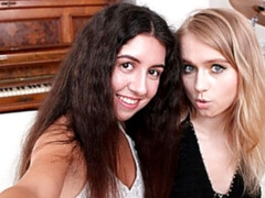 Cul, Sucer une bite, Brunette brune, En levrette, 2 femmes 1 homme, Adolescente, Plan cul à trois, Nénés