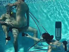 美女, フェラチオ, オナニー, プール, 公共, ティーン, 三人, 水中
