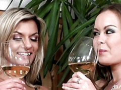 Grosser arsch, Grosse titten, Küssen, Lesbisch, Lingerie, Milf, Rasiert, Strümpfe