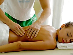 Grosser arsch, Grosser schwanz, Blasen, Braunhaarige, Hundestellung, Massage, Rasiert, Titten